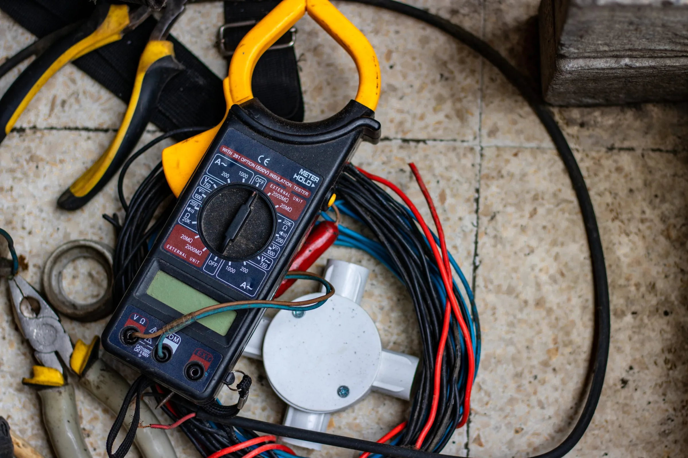 Miernik cęgowy do pomiarów instalacji elektrycznej